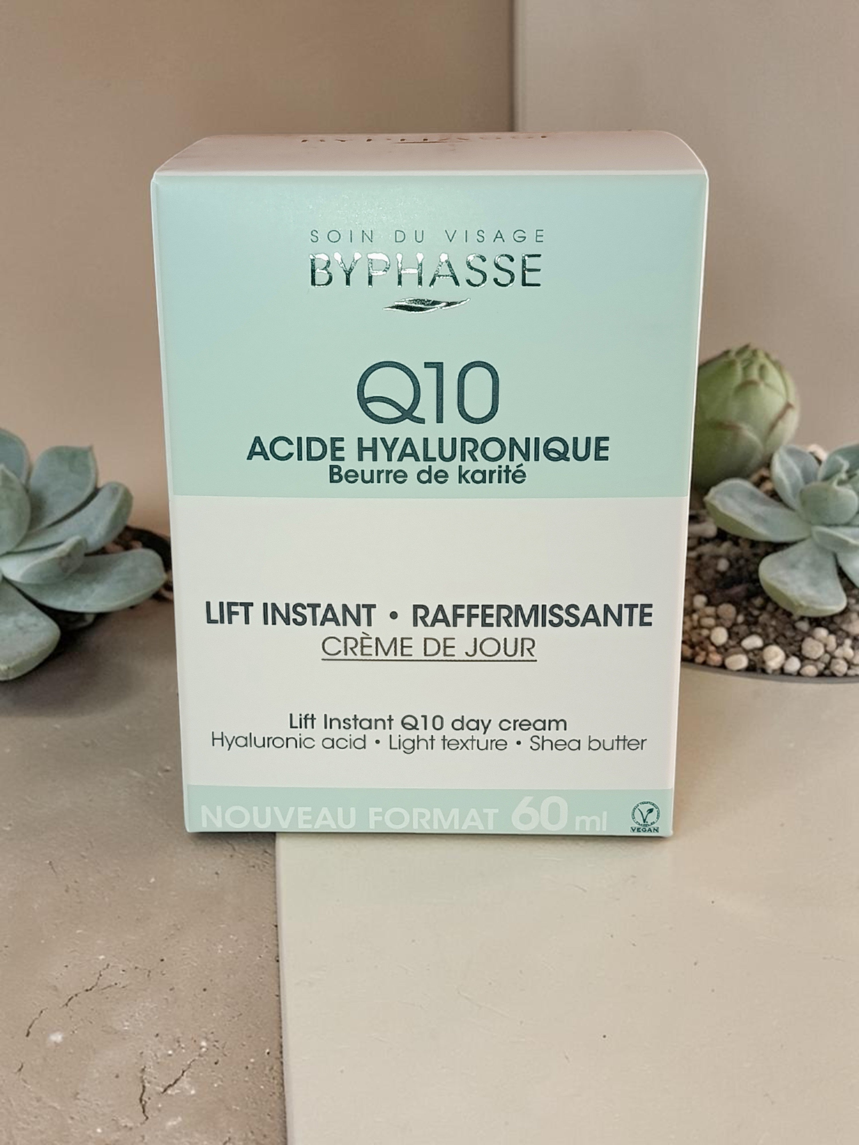 Crème visage ultra hydratante Byphasse à l’acide hyaluronique, texture onctueuse et hydratante pour la peau du visage.