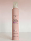 Mousse coiffante Activ Boucles BAZARS COSMETIQUES pour cheveux bouclés, flacon de 300ml, texture légère et volumisante.
