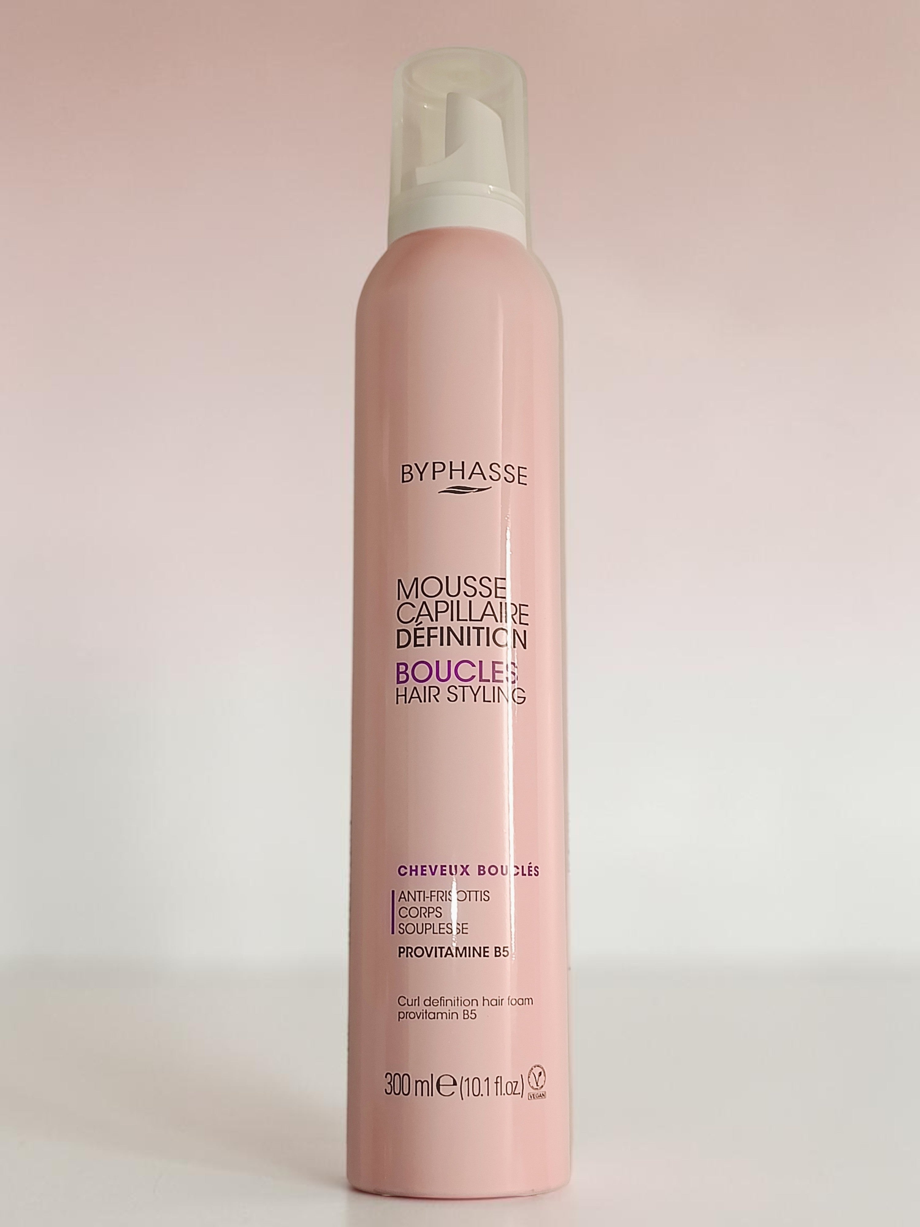Mousse coiffante Activ Boucles BAZARS COSMETIQUES pour cheveux bouclés, flacon de 300ml, texture légère et volumisante.