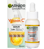 Sérum visage Garnier Skin Active Vitamine C pour l’éclat de la peau et la réduction des taches, présenté dans un flacon avec pipette