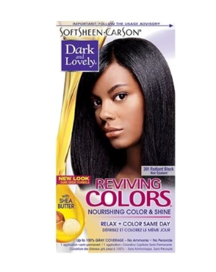 Cheveux colorés avec la coloration capillaire Dark & Lovely Reviving Colors 90, cheveux brillants et revitalisés.