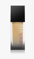 Fond de teint Huda Beauty Faux Filter, haute couvrance, texture fluide et naturelle, visible dans l'image.