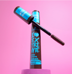 Mascara Essence J'ADORE le Volume Fou Extrême, brosse volumisante et noir intense, appliqué sur des cils élégants et bien séparés.