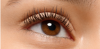 Mascara Essence J'ADORE le Volume Fou Extrême avec brosse volumisante et formule noire intense, appliqué sur des cils bien définis