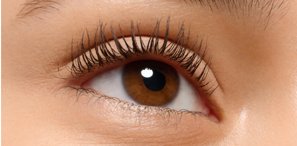 Mascara Essence J'ADORE le Volume Fou Extrême avec brosse volumisante et formule noire intense, appliqué sur des cils bien définis