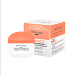 Crème visage Byphasse éclaircissante à la vitamine C pour un teint lumineux, texture douce et hydratante visible dans l'image